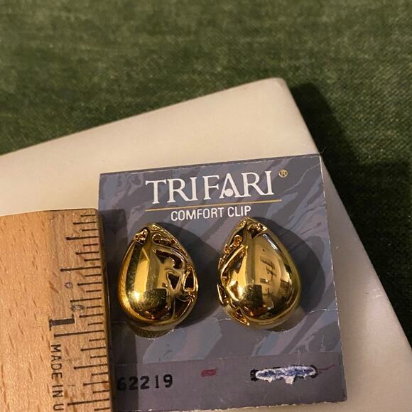 Vintage Trifari Comfort Clip On gold tone Tear Drop New Old Stock - Picture 3 of 3